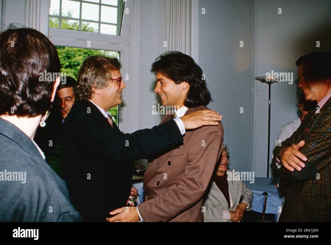 Pianista Justus Frantz, Intendant des Schleswig-Holstein Musik Festival, begrüsst PR Manager David Rienau, Bild circa 1994. Foto Stock