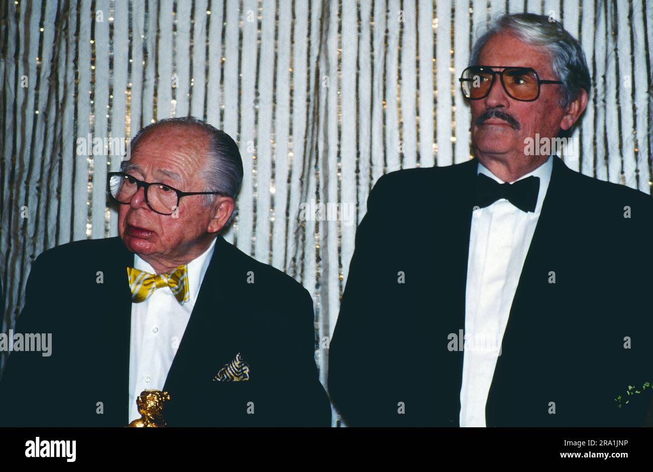 Filmregisseur Billy Wilder und der amerikanische Schauspieler Gregory Peck bei den Internationalen Filmfestspielen Berlin, der Berlinale 1993, Wo ihnen der Goldene Ehrenbär für das Lebenswerk verliehen wurde. Foto Stock