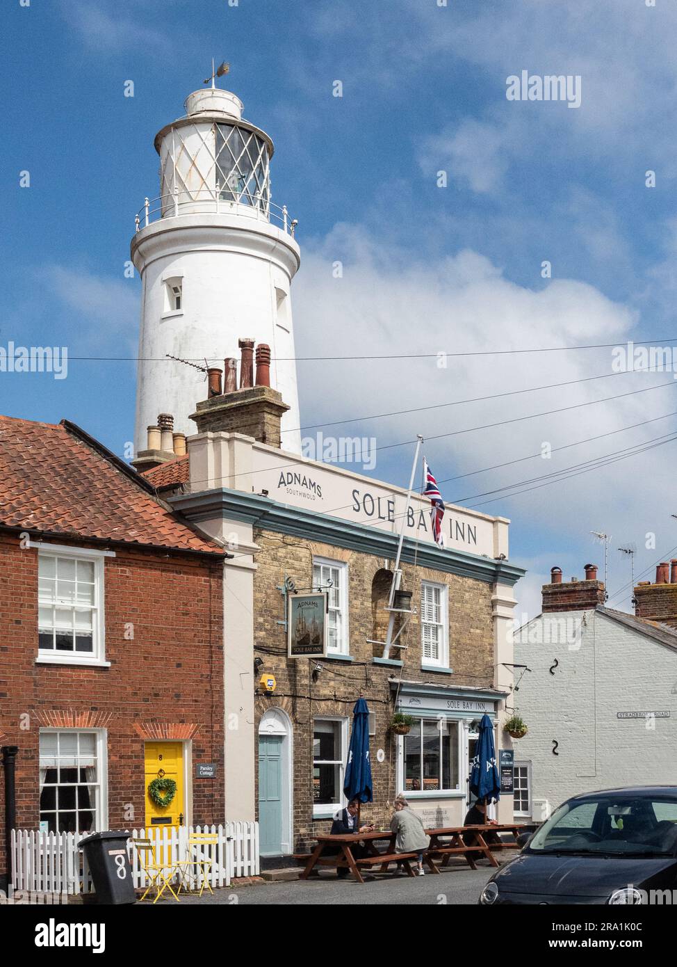 L'iconico faro di Southwold si erge sopra lo storico Sole Bay Inn sulla costa del Suffolk. Foto Stock