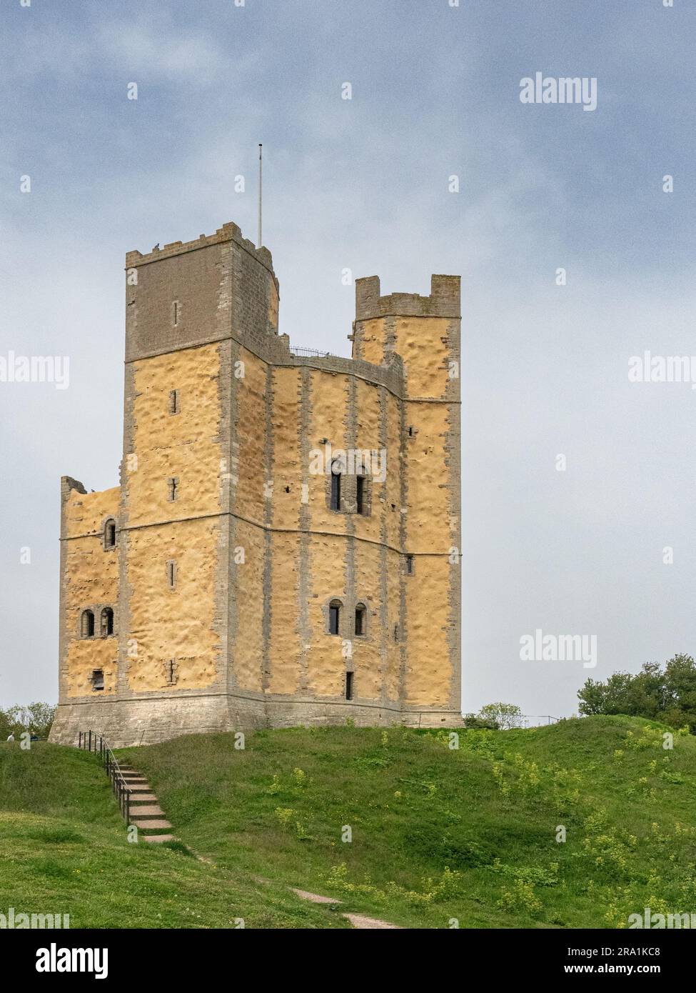 Il castello di Orford sulla costa del Suffolk sembra fresco e pulito dopo essere stato ristrutturato. Foto Stock