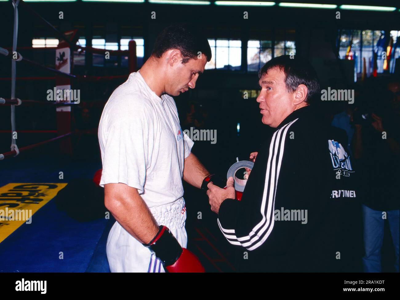 Vitali Klitschko, ukrainischer Profiboxer, mit seinem Boxtrainer Fritz Sdunek, Cheftrainer beim deutschen Boxstall Universum Box Promotion ad Amburgo, Bild circa 1996. Foto Stock