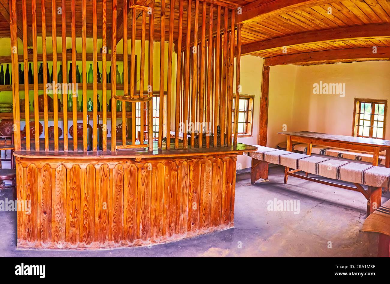 CHERNIVTSI, UCRAINA - 16 LUGLIO 2021: L'interno in legno della taverna Shynok a Chernivtsi Scansen, il 16 luglio a Chernivtsi Foto Stock