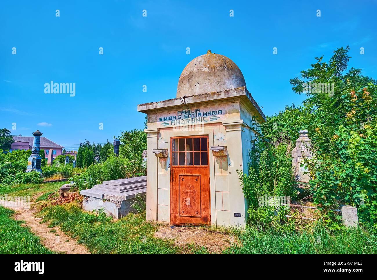 CHERNIVTSI, UCRAINA - 16 LUGLIO 2021: La vecchia cripta sepolcrale tra i boschetti del cimitero in Zelena Street, il 16 luglio a Chernivtsi Foto Stock