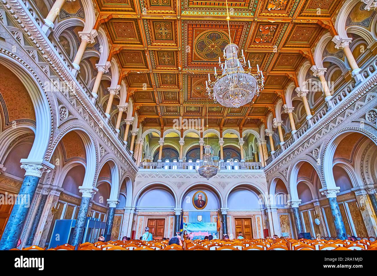 CHERNIVTSI, UCRAINA - 16 LUGLIO 2021: La splendida sala in marmo dell'Università Nazionale di Chernivtsi con lampadari in vetro d'epoca e uno splendido edificio in legno Foto Stock