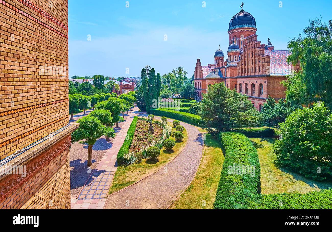 Il lussureggiante giardino ornamentale verde e la storica chiesa Seminario dei tre Santi dell'Università Nazionale di Chernivtsi, Ucraina Foto Stock