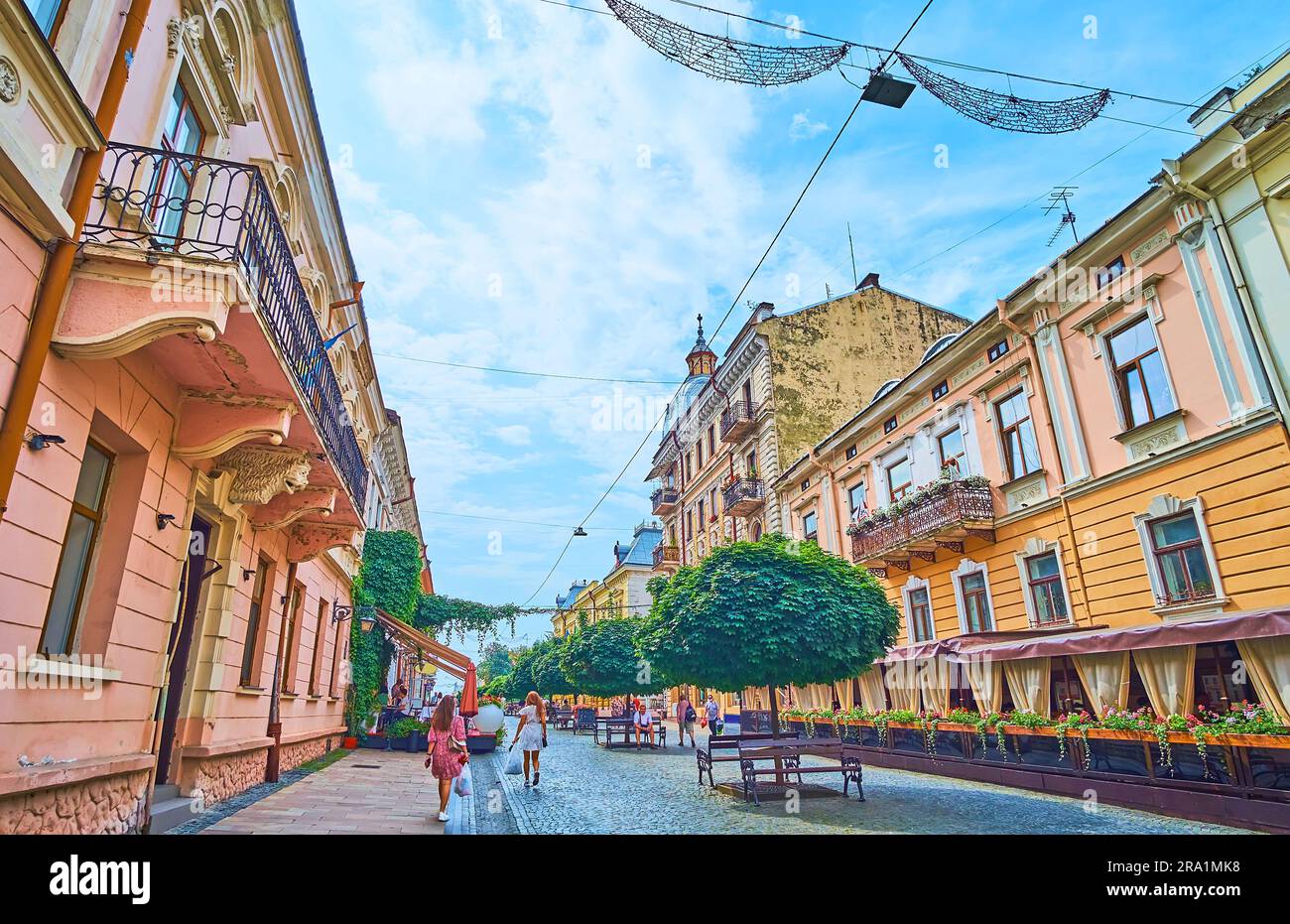 Il paesaggio panoramico della città di Chernivtsi, i lussureggianti alberi verdi e le case storiche in via Kobylyanska nel centro della città, Ucraina Foto Stock