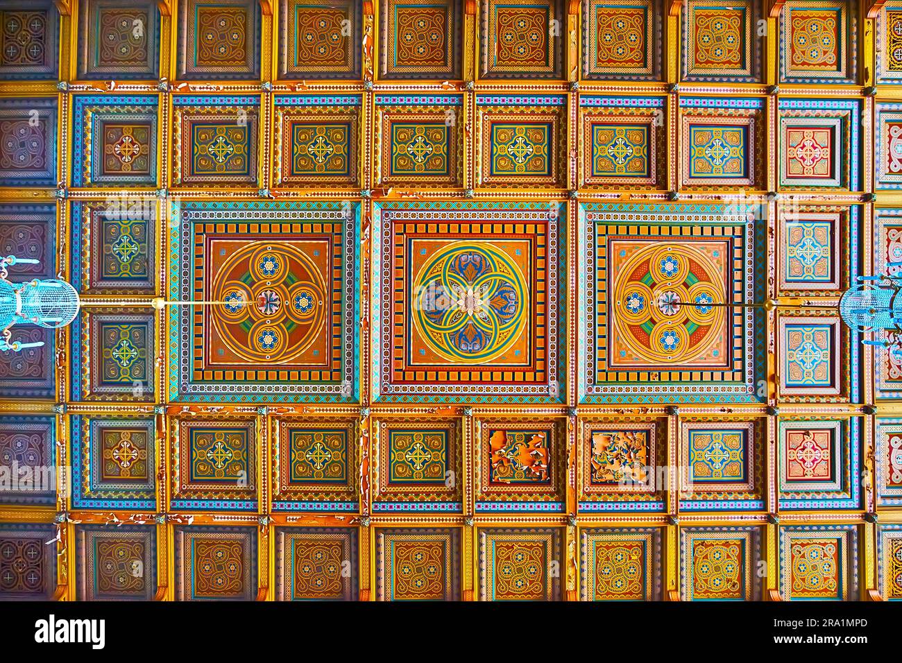 CHERNIVTSI, UCRAINA - 16 LUGLIO 2021: Il soffitto in legno intagliato nella sala di marmo dell'Università Nazionale di Chernivtsi con motivi geometrici colorati, su Ju Foto Stock