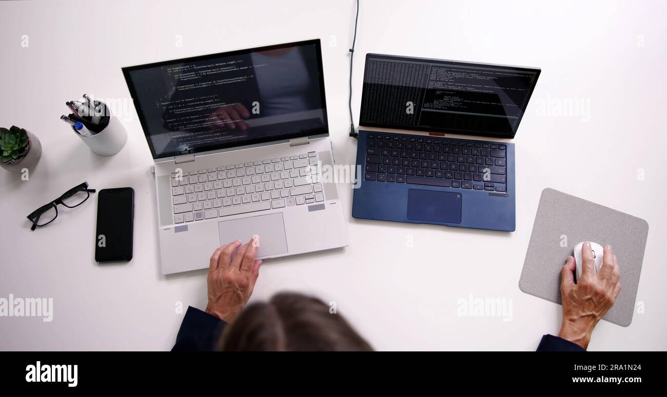 Donna sovraffollata che lavora due lavori a tempo pieno Foto Stock