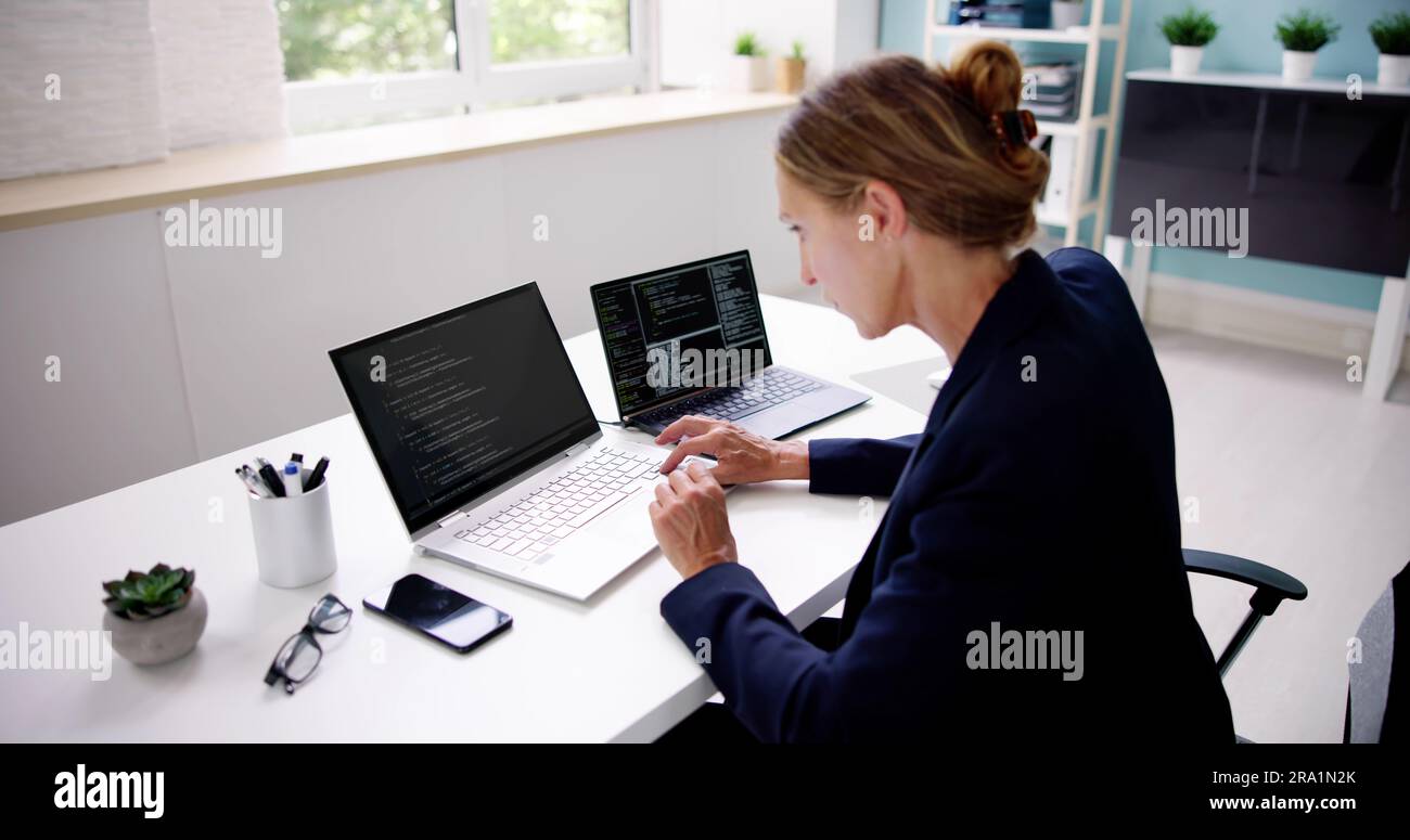 Donna sovraffollata che lavora due lavori a tempo pieno Foto Stock