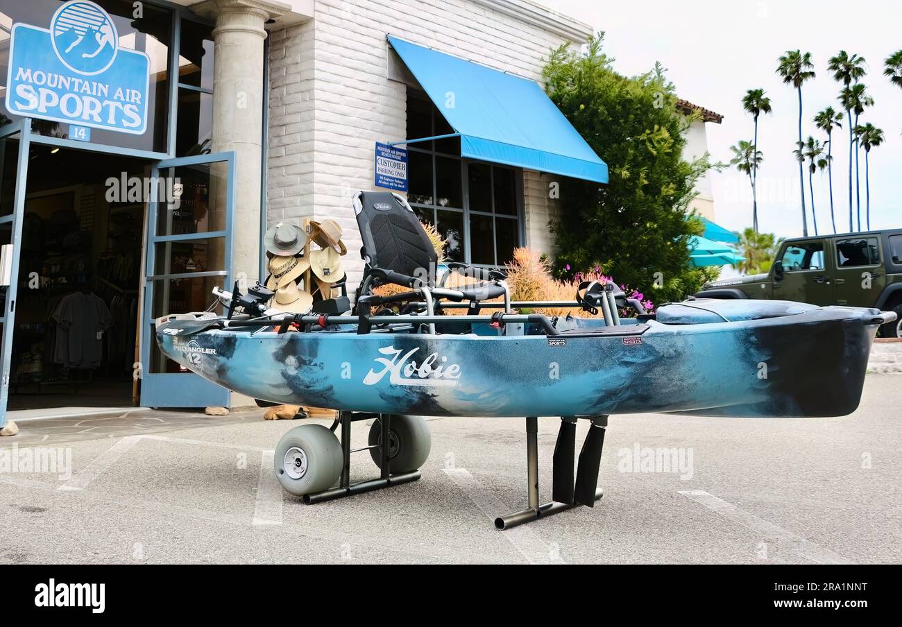 Foto di un kayak Hobie Mirage a pedale su uno stand all'esterno del negozio Mountain Air Sports di Santa Barbara California USA Foto Stock