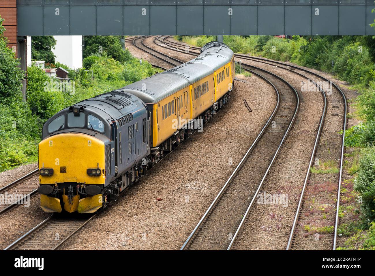 Il pullman dei tecnici della rete ferroviaria attende il segnale per spostare la difficile stazione ferroviaria di Lincoln City, Lincolnshire, Inghilterra, Regno Unito Foto Stock