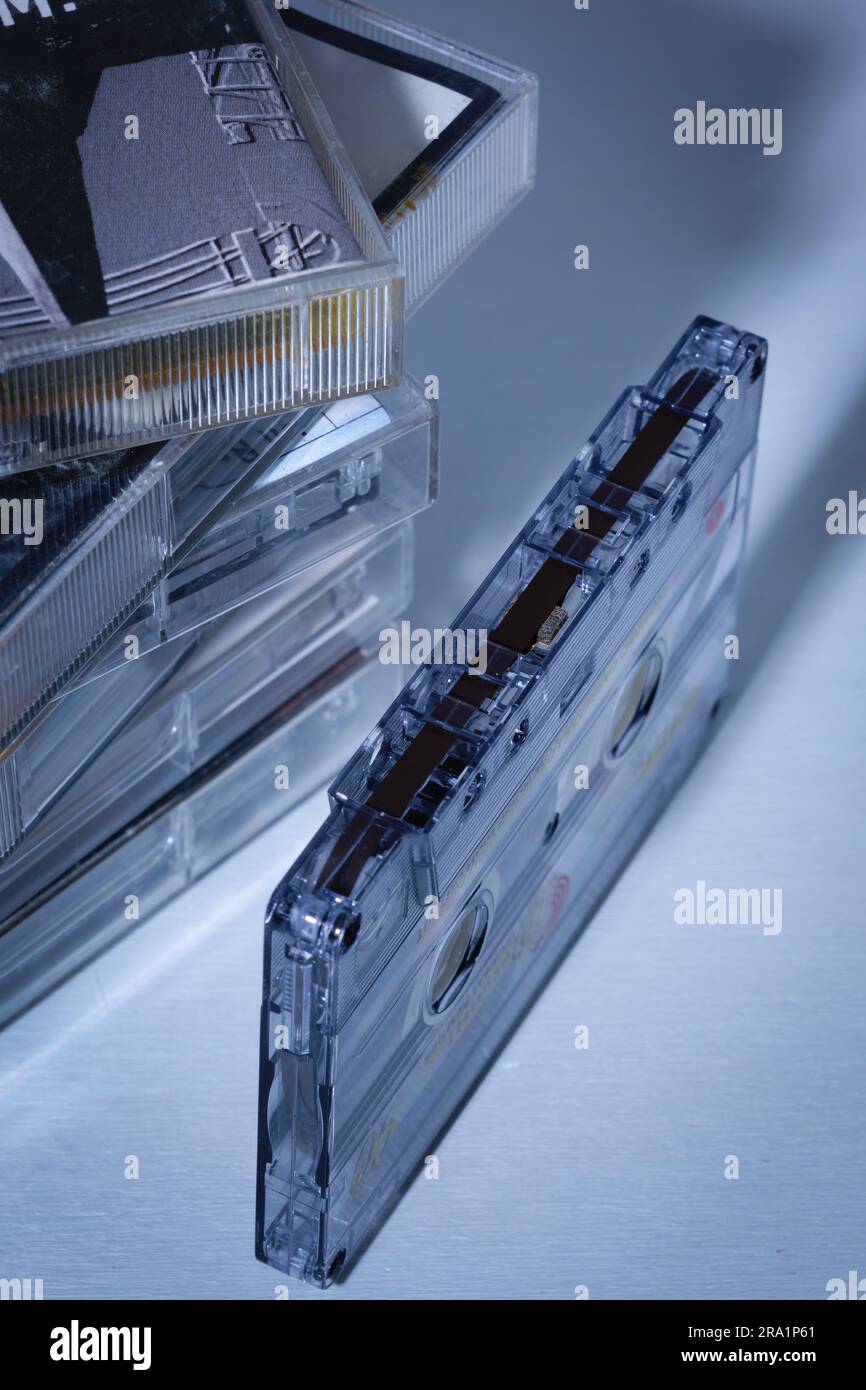 Vista parziale di una pila di cassette audio impilate e di una cassetta audio in primo piano al centro del fotogramma. Foto Stock