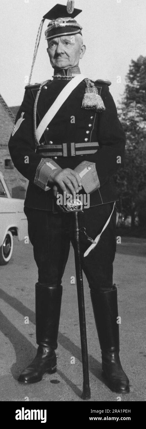 Original-Bildunterschrift: ALS echter Vize-Wachtmeister der Garde-Ulanen erschien der 71 jährige Friedrich Ketzer aus West-Berlin zum Veteranen-Treffen a Levern, Kreis Lübbecke. 62 Ehemalige nahmen an der Wiedersehensfeier teil, Viele sahen sich nach 50 und mehr Jahren zum ersten male wieder, das letzte Ulanen-Treffen fand 1934 in Potsdam statt. Der Berliner Ulan hatte als Einziger seine Uniform mitgebracht und zwar noch genauso, wie er sie vor 55 Jahren von der Bekleidungskammer bekommen hatte, nur die lotte fehlte. Levern, Deutschland 1964. Foto Stock
