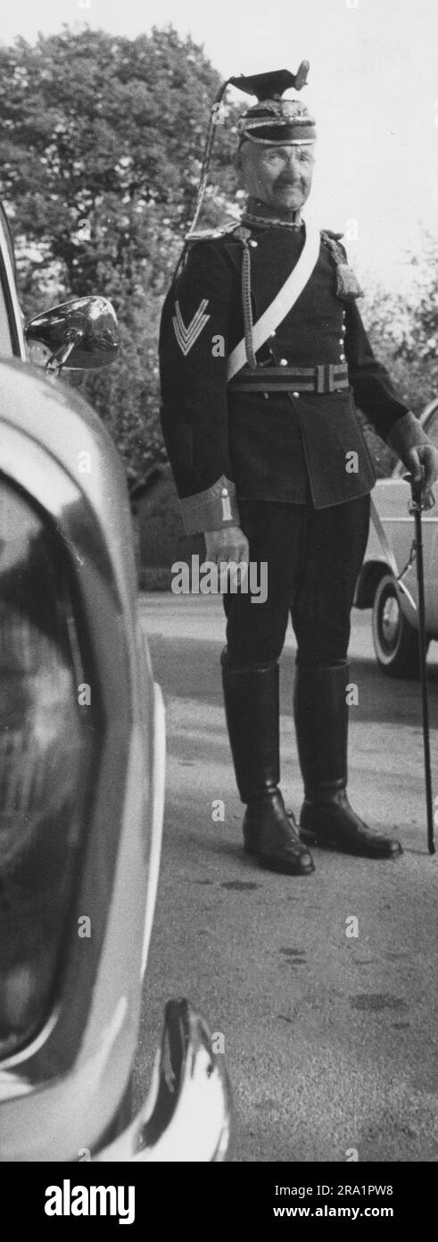 Original-Bildunterschrift: ALS echter Vize-Wachtmeister der Garde-Ulanen erschien der 71jährige Friedrich Ketzer aus West-Berlin zum Veteranen-Treffen a Levern, Kreis Lübbecke. 62 Ehemalige nahmen an der Wiedersehensfeier teil, Viele sahen sich nach 50 und mehr Jahren zum ersten male wieder, das letzte Ulanen-Treffen fand 1934 in Potsdam statt. Der Berliner Ulan hatte als Einziger seine Uniform mitgebracht und zwar noch genauso, wie er sie vor 55 Jahren von der Bekleidungskammer bekommen hatte, nur die lotte fehlte. Levern, Deutschland 1964. Foto Stock