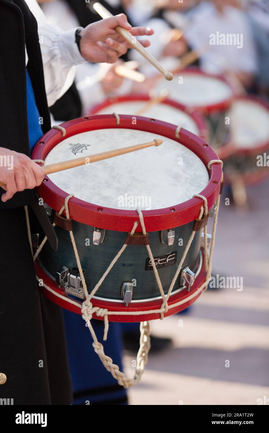 Banda cornamusa reale della città di Oviedo, nel nord della Spagna. Ci sono 50 componenti, tra cui bagpipers, percussionisti e fisarmonicisti. Foto Stock