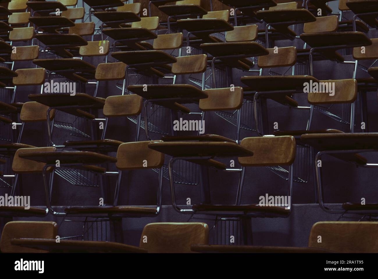 Aula con scrivanie e sedie vuote presso l'università del Texas ad Austin. Foto Stock