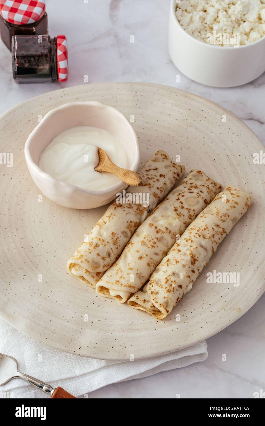 pancake con formaggio cottage su un piatto Foto Stock