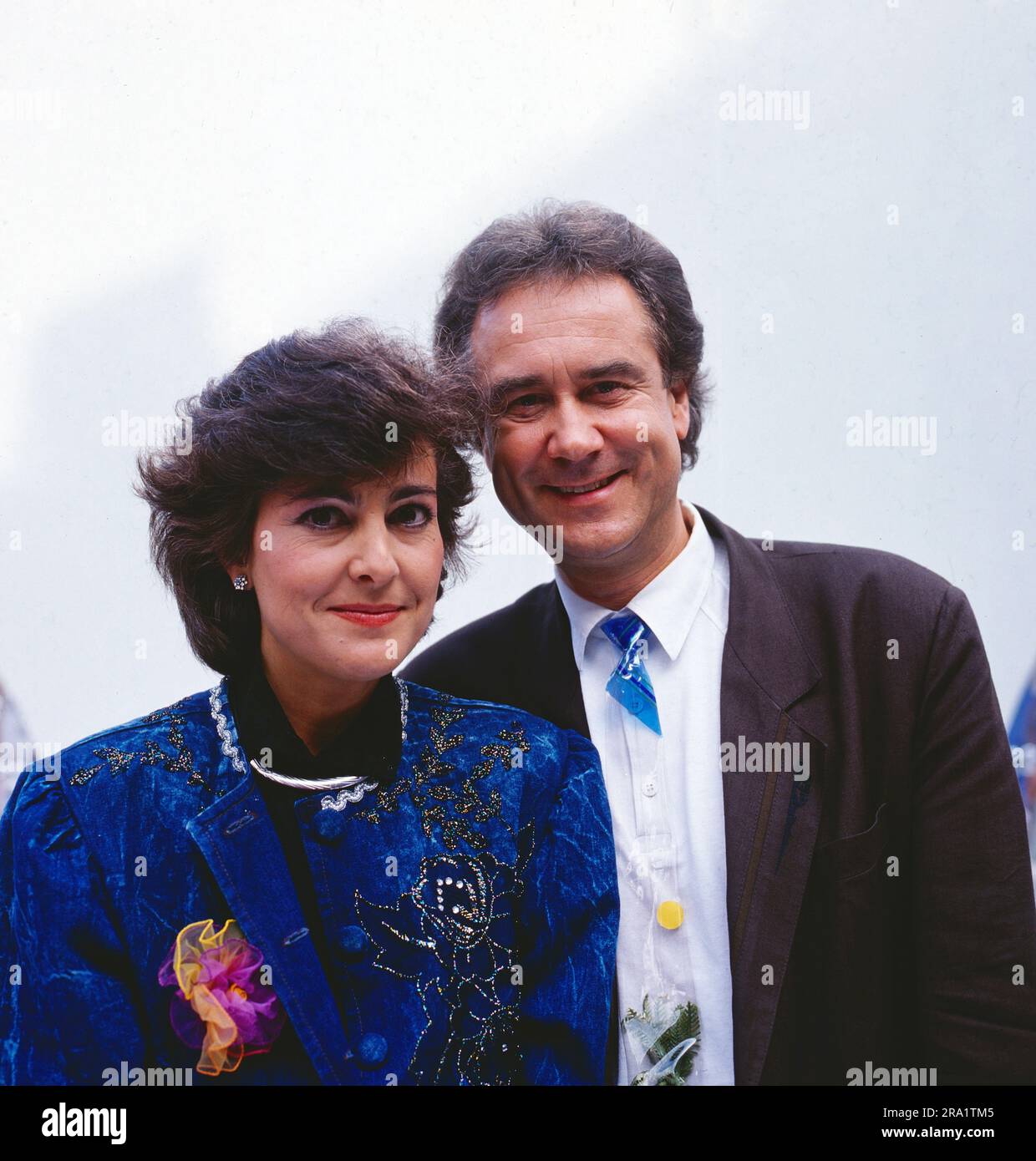 Paola, Schweizer Sängerin und Moderatorin mit Moderationspartner und Ehemann Kurt Felix bei der IFA Internationalen Funkausstellung a Berlino, 1989. Foto Stock