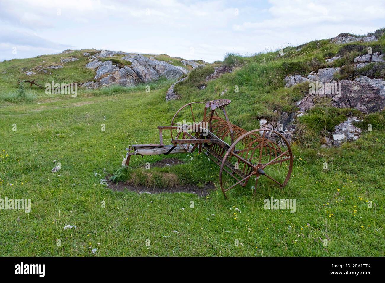 Macchina per la produzione del fieno abbandonata (Tumbling Tam) Bousd, Isola di Coll, Ebridi interne, Scozia, Regno Unito. Foto Stock