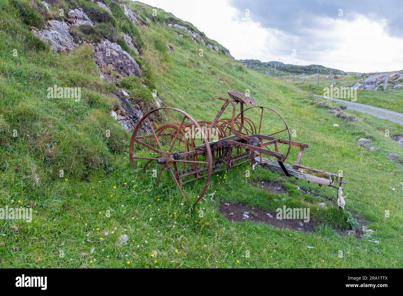 Macchina per la produzione del fieno abbandonata (Tumbling Tam) Bousd, Isola di Coll, Ebridi interne, Scozia, Regno Unito. Foto Stock