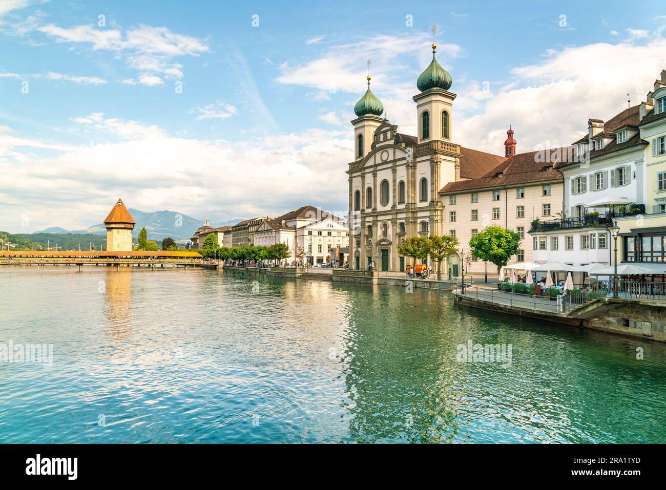 Città vecchia di Lucerna con la Jesuitenkirche e la sposa della Cappella sulla Reuss Foto Stock