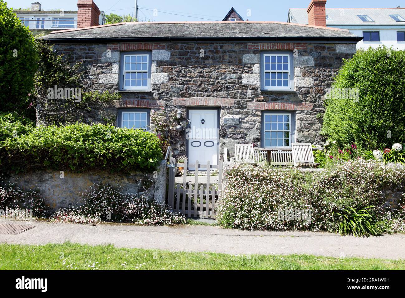 Qui è possibile ammirare il Cornish Cottage per antonomasia, situato in una posizione tranquilla nel villaggio di Coverack. Foto Stock