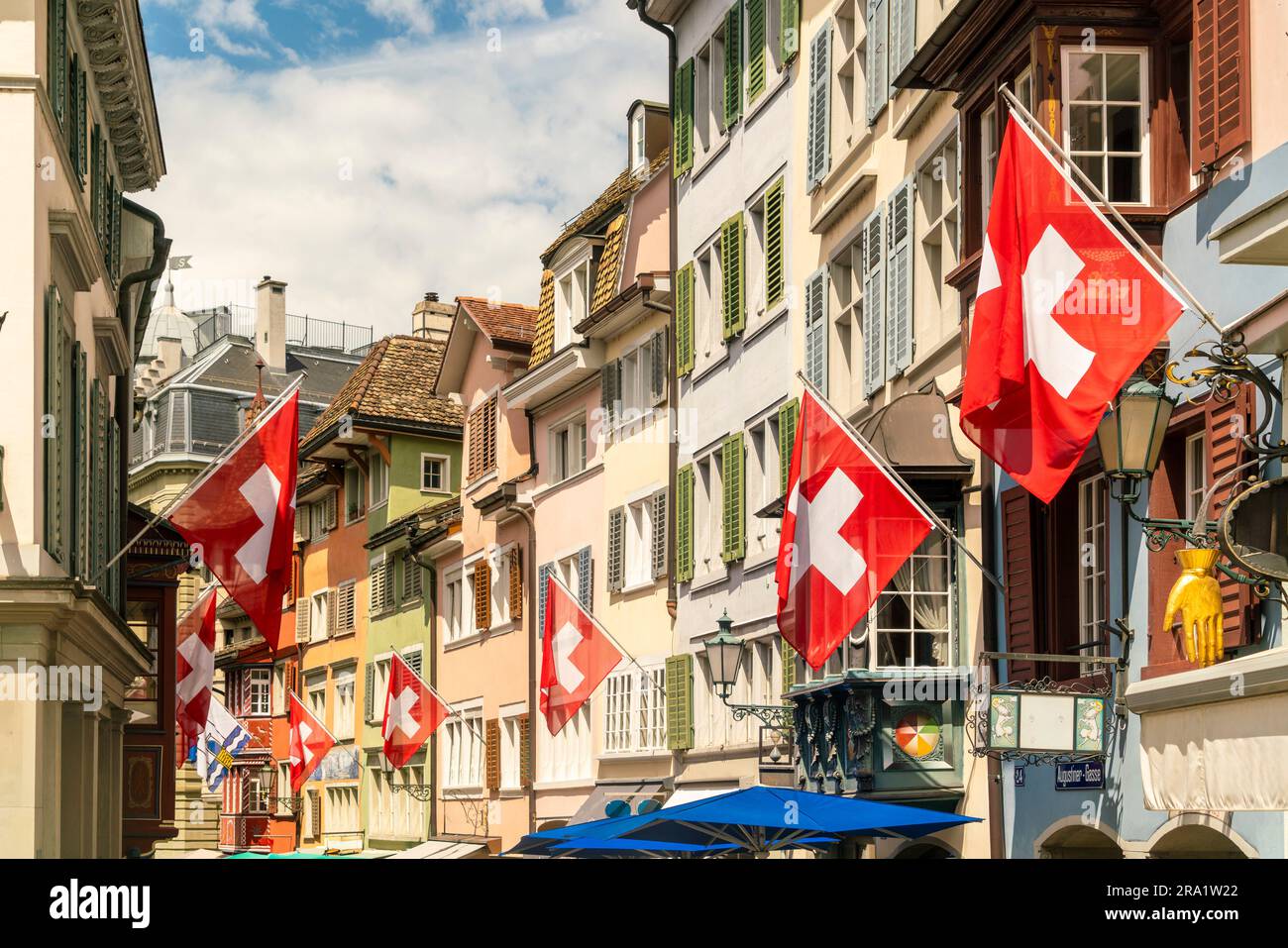 Città vecchia di Zurigo con bandiere svizzere sulle case, Svizzera Foto Stock