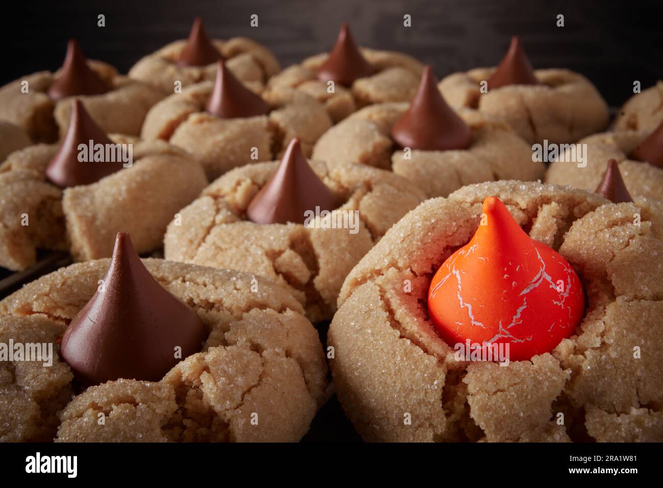 Biscotti con baci al cioccolato e un bacio all'arancia Foto Stock