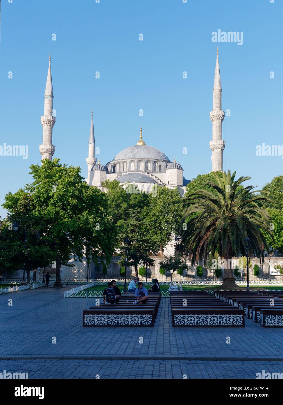 I turisti seduti sulle panchine nei giardini di fronte alla Moschea Sulatn Ahmed, detta anche Moschea Blu, quartiere Sultanahmet, Istanbul, Turchia Foto Stock