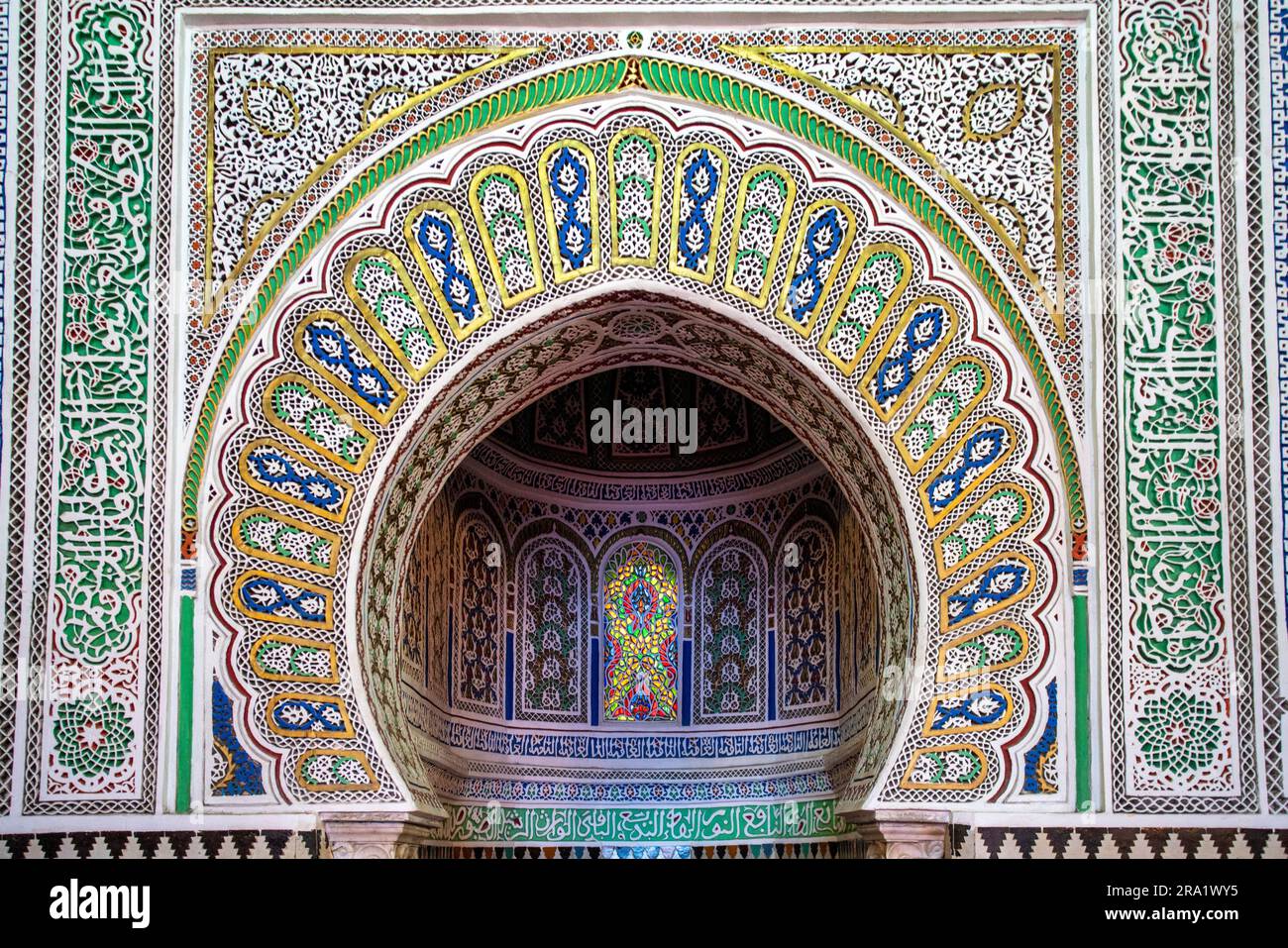 Altare decorato in stile moresco in una moschea di Fez, Marocco Foto Stock