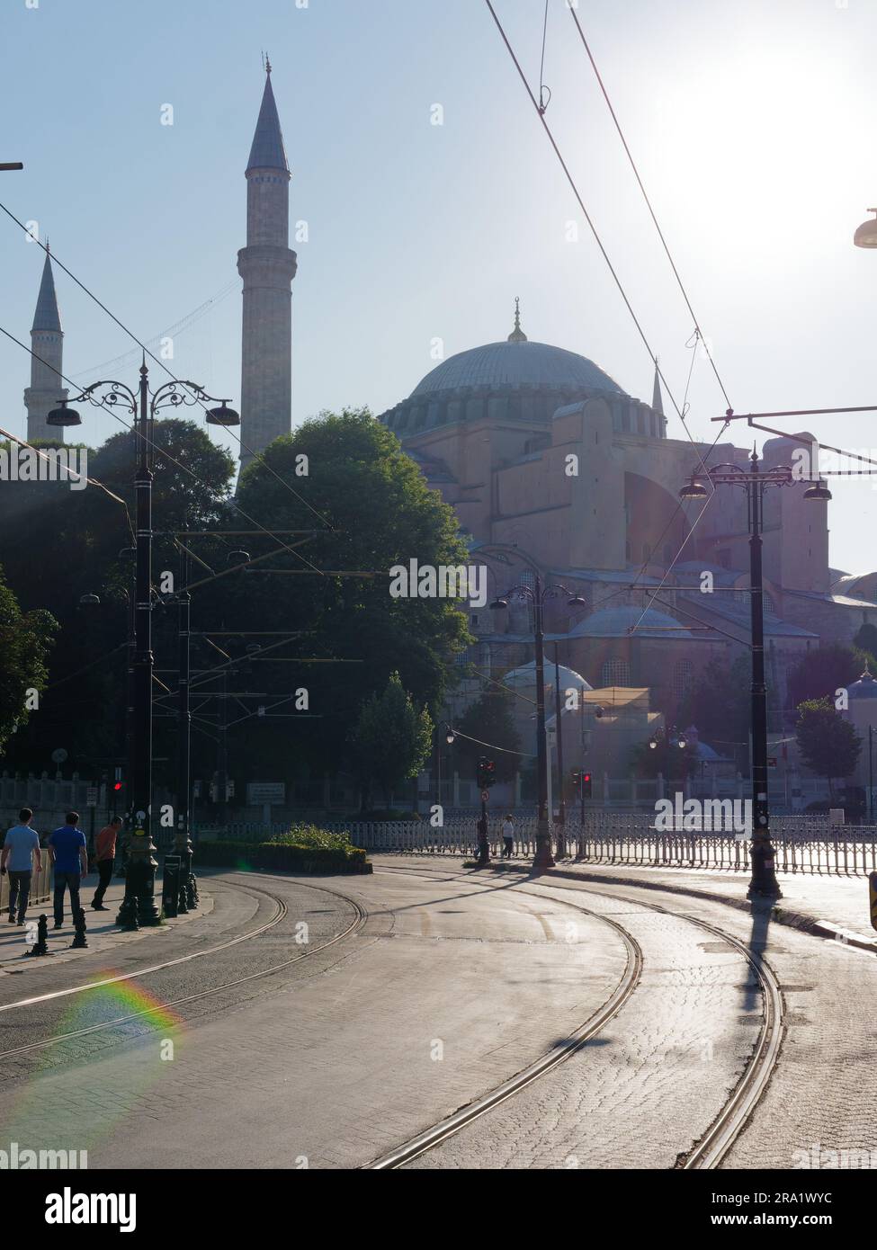 I binari del tram e la Moschea di Santa Sofia al mattino, il quartiere di Sultanahmet, Istanbul, Turchia Foto Stock
