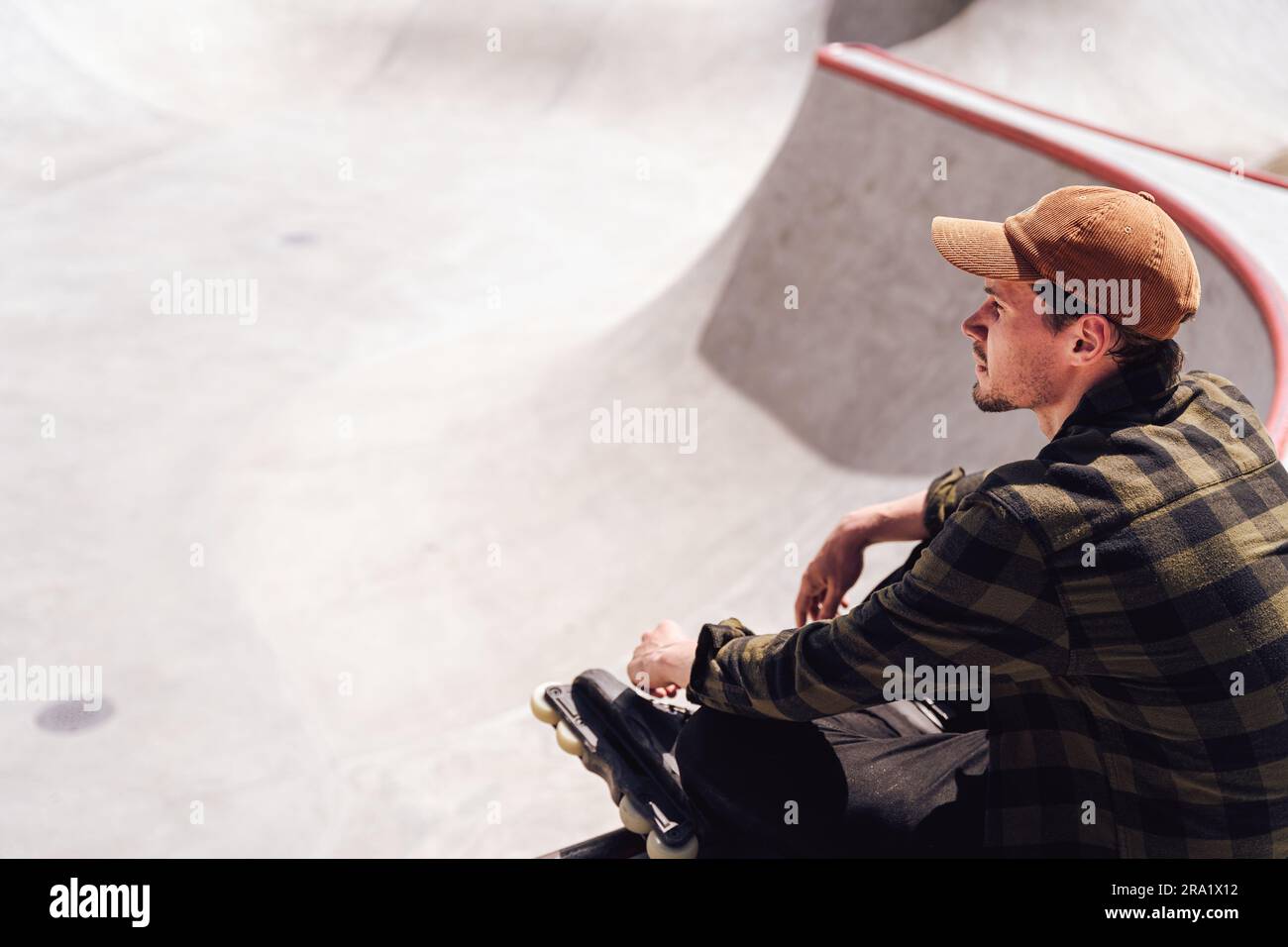 aggressivo skater che si rilassa nello skatepark Foto Stock