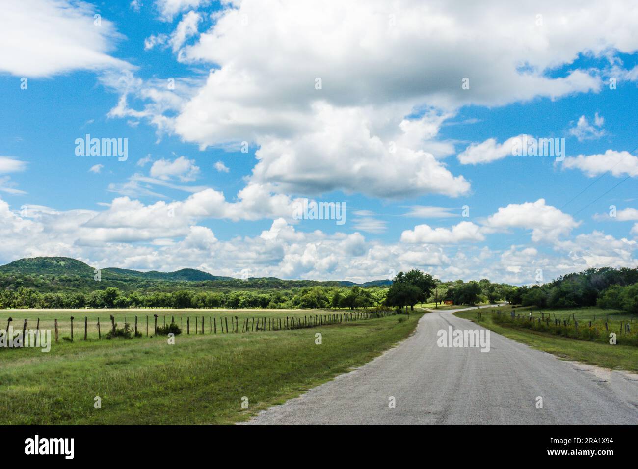 Fai una curva lungo la strada sul Texas Hill Country ranch. Foto Stock