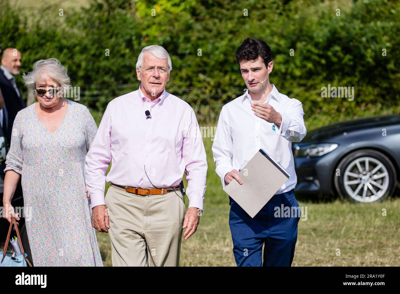 Ex primo ministro britannico, Sir John Major al Chalke Valley History Festival, Salisbury, Wiltshire 2023 parlando con Tim Bouverie. Un John Major molto rilassato ha parlato per più di un'ora davanti a un pubblico affollato di politica, passato e presente. Foto Stock