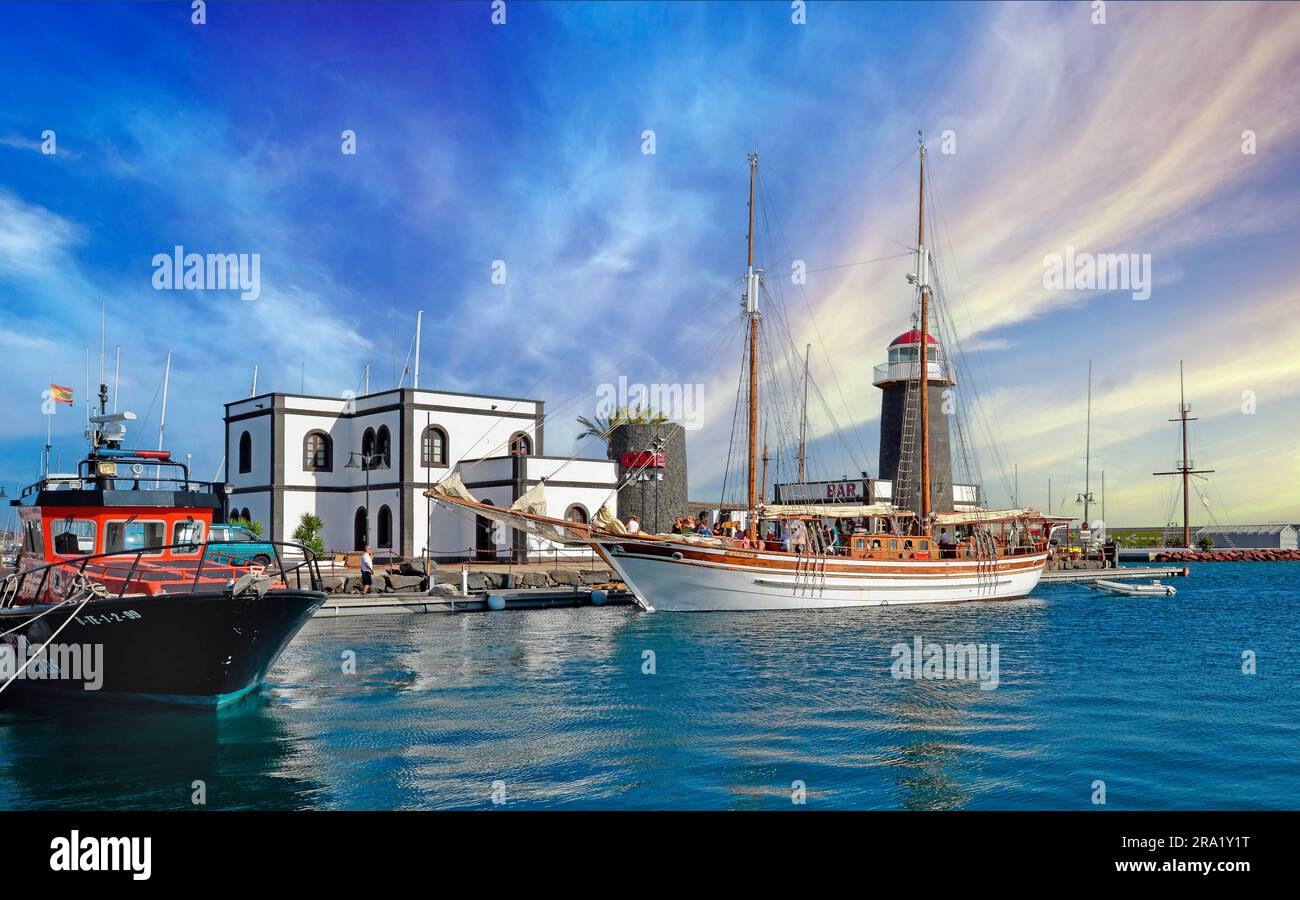 Marina Rubicon con faro, Isole Canarie, Lanzarote, Playa Blanca Foto Stock