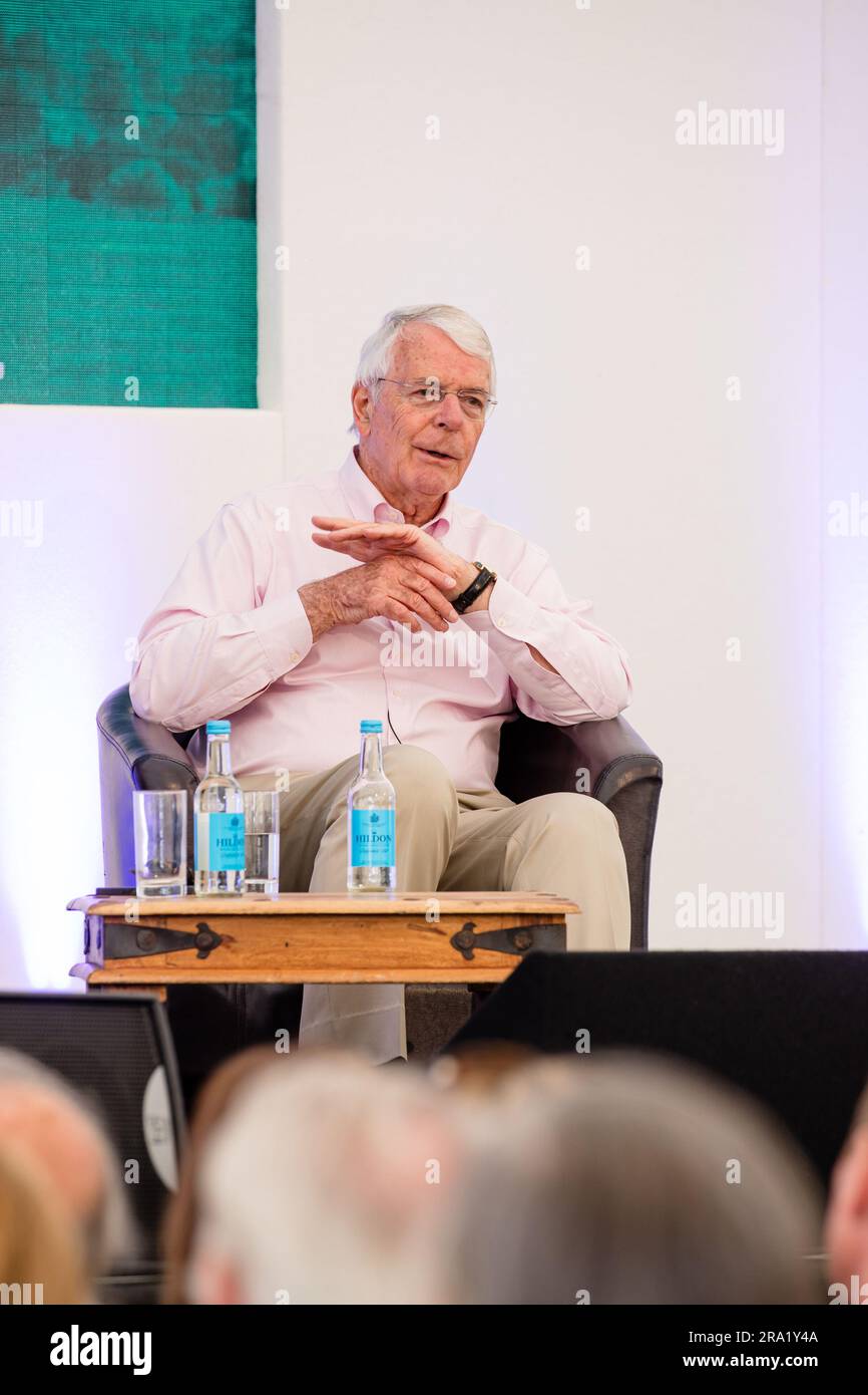 Ex primo ministro britannico, Sir John Major al Chalke Valley History Festival, Salisbury, Wiltshire 2023 parlando con Tim Bouverie. Un John Major molto rilassato ha parlato per più di un'ora davanti a un pubblico affollato di politica, passato e presente. Foto Stock