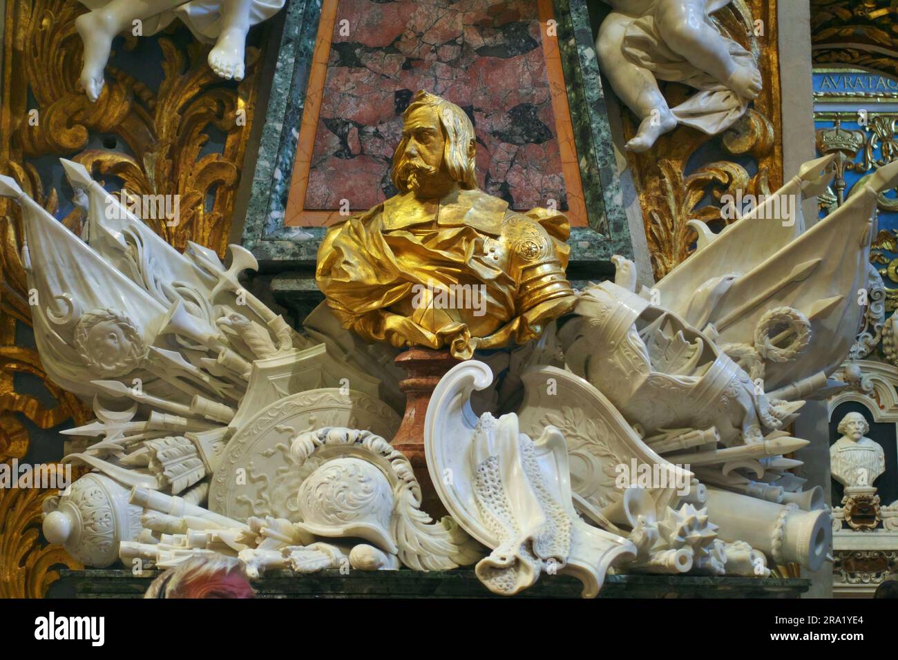 Scultura sulla parete sinistra della Cappella della Langue d'Aragona all'interno di St Co-cattedrale di Giovanni a la Valletta, Malta Foto Stock