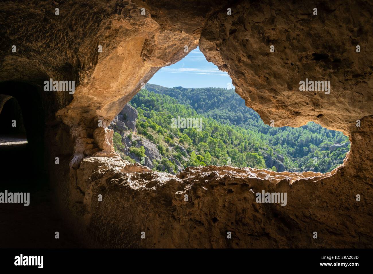 Finestra nei tunnel scavati sul percorso dell'acquedotto romano di Peña Cortada. Comunità Valenciana - Spagna Foto Stock