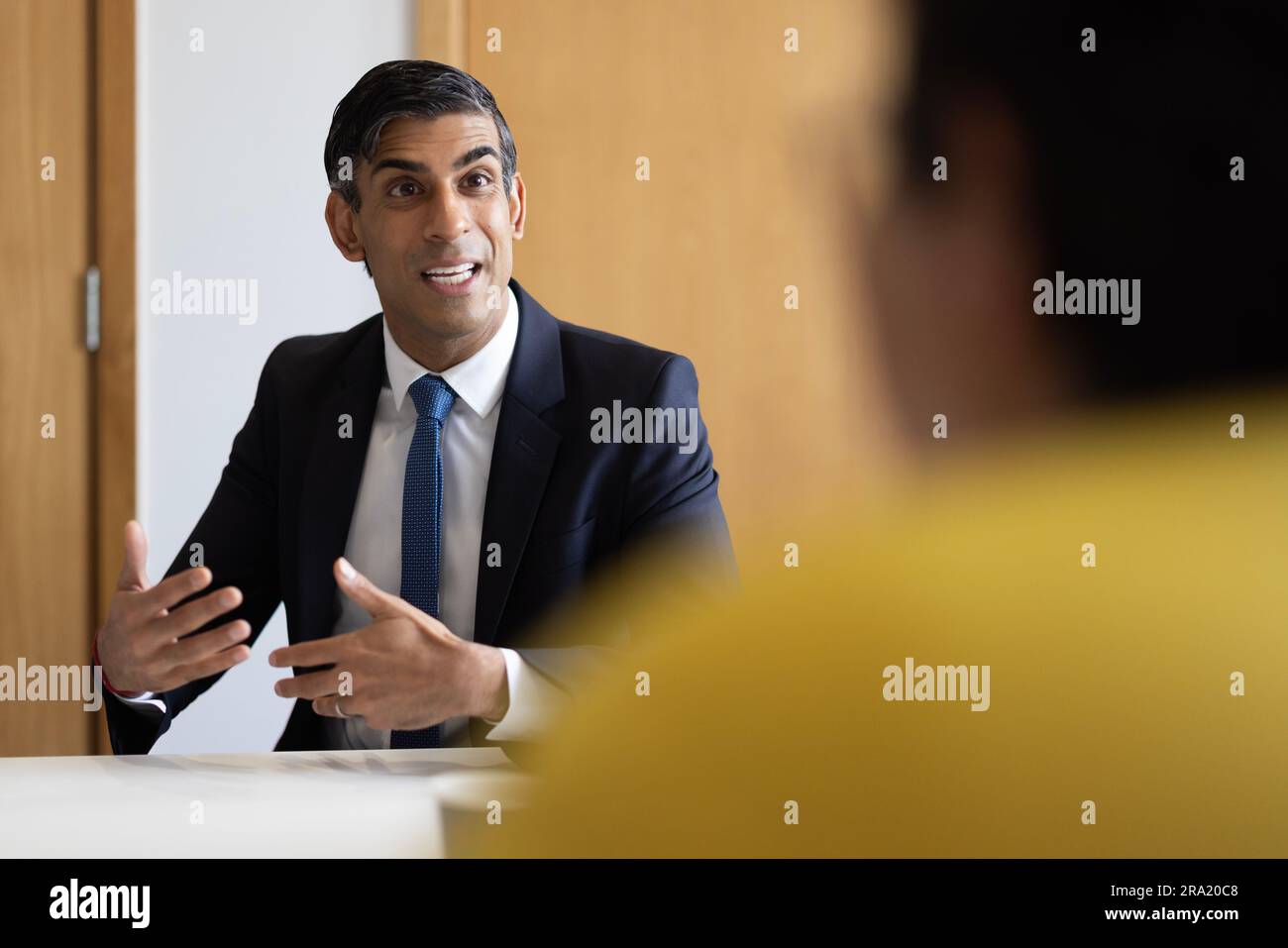 Il primo Ministro Rishi Sunak parla con il personale dell'NHS durante una visita al Cambridge Clinical Research Centre presso l'Addenbrooke's Hospital di Cambridge, mentre l'NHS e il governo lanciano il primo piano di forza lavoro a lungo termine nella storia dell'NHS. Data immagine: Venerdì 30 giugno 2023. Foto Stock