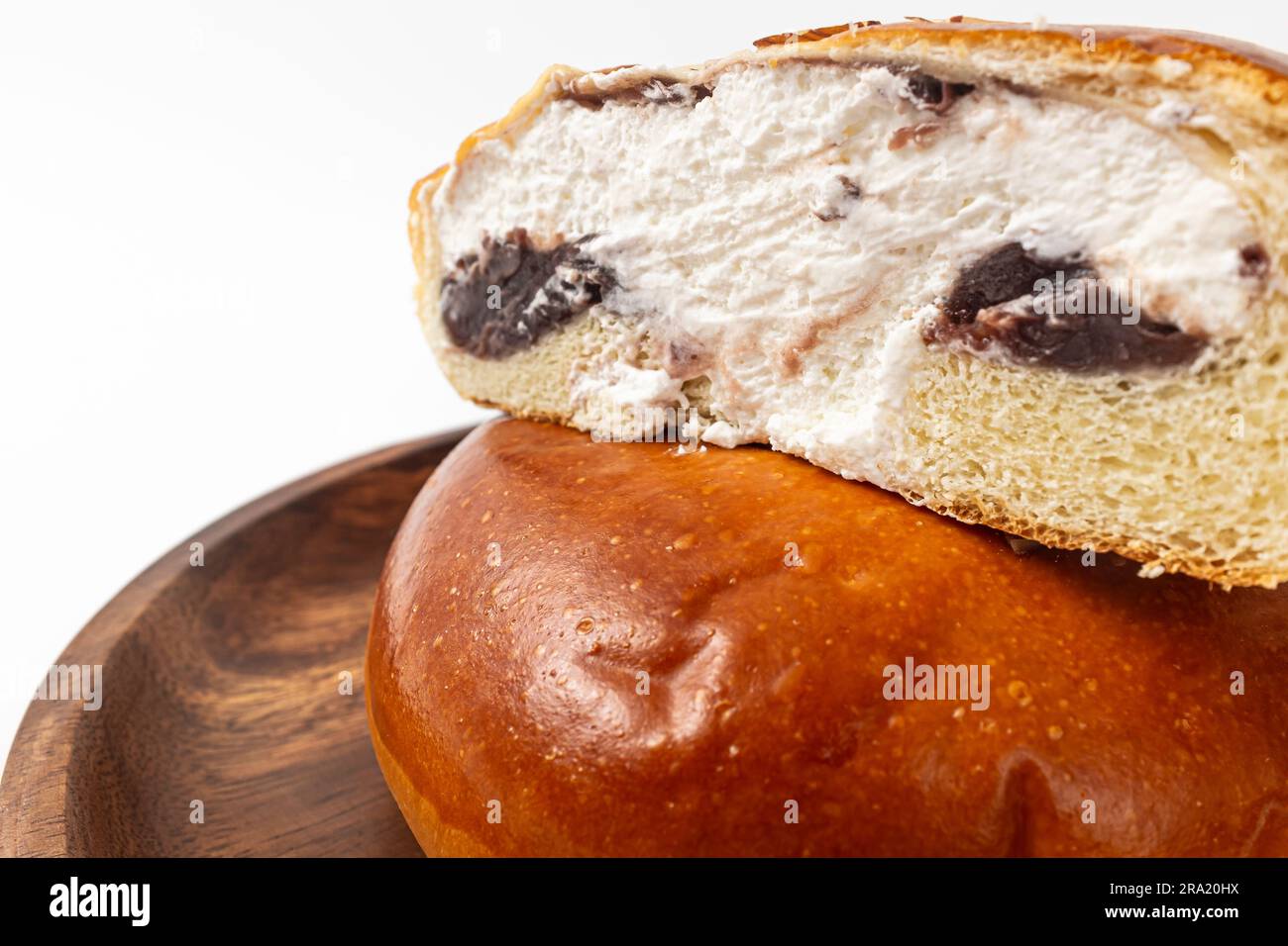 Pane dolce con crema di fagioli rossi su sfondo bianco Foto Stock