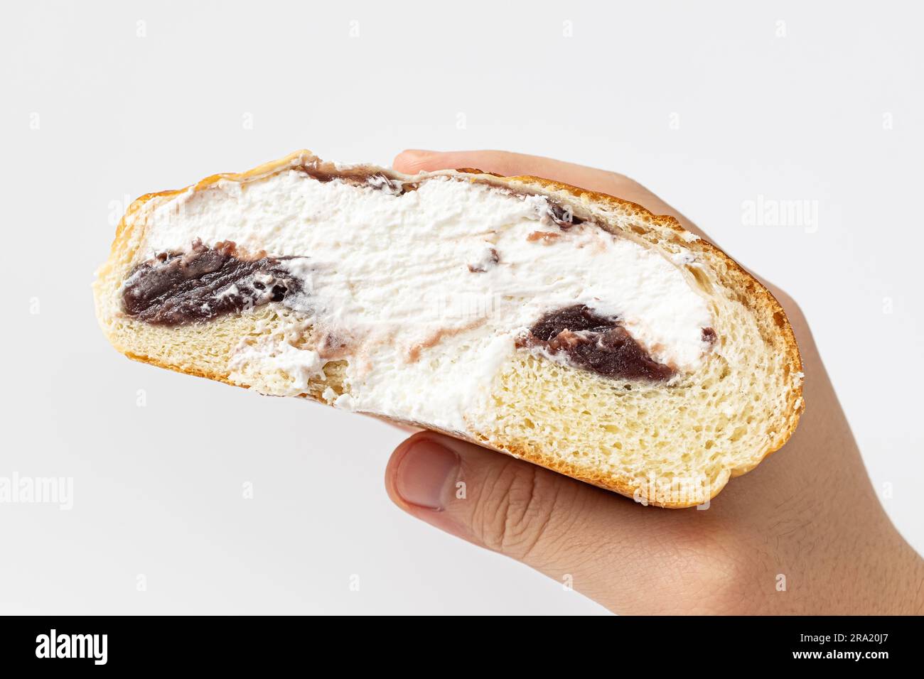 Pane dolce con crema di fagioli rossi su sfondo bianco Foto Stock