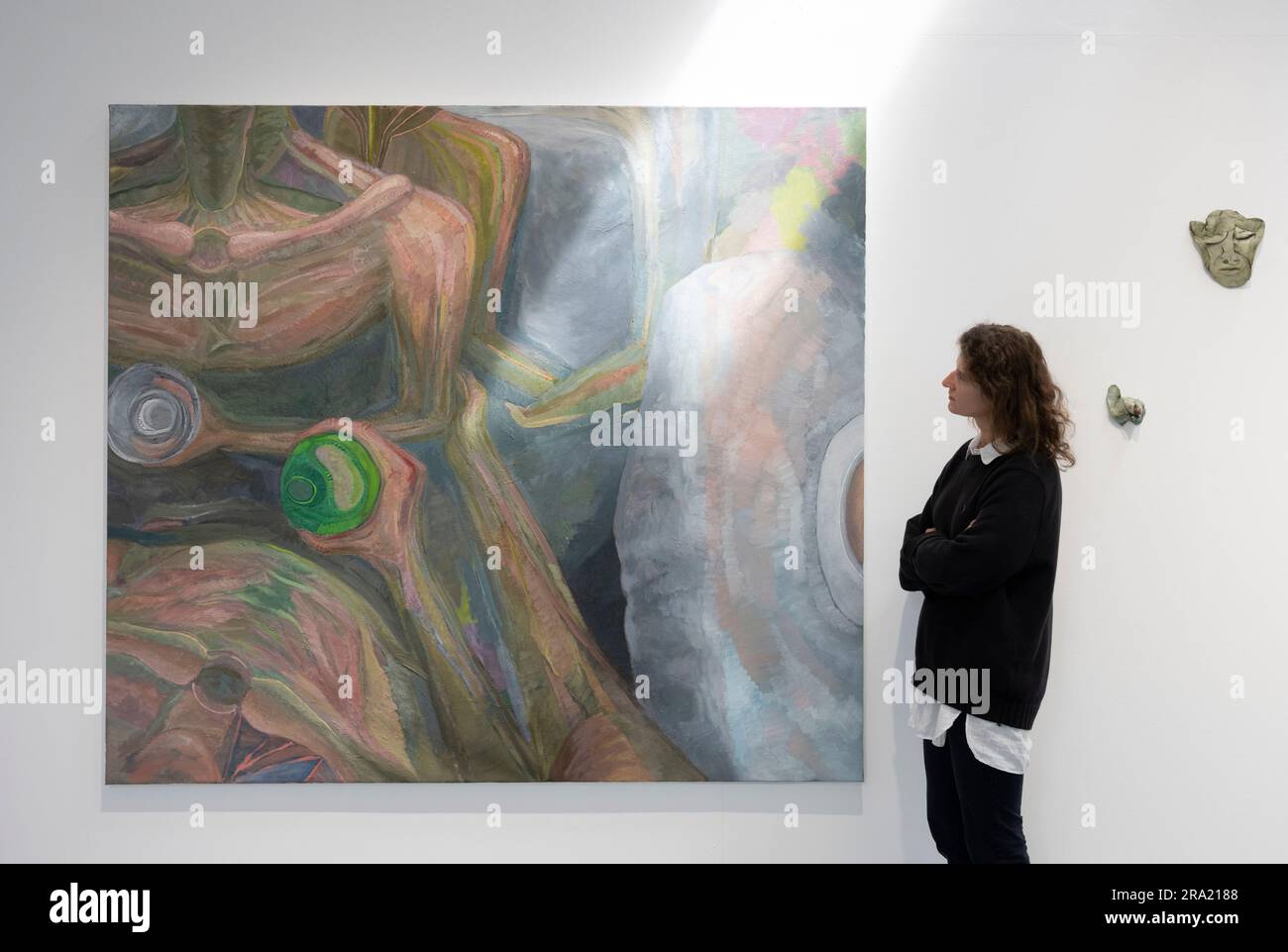 Elizabeth Xi Bauer Gallery, Deptford, Londra, Regno Unito. 30 giugno 2023. Una mostra duo di nuove opere delle artiste Alexandra Zarins (fotografia) e Gokula Stoffel in mostra a Elizabeth Xi Bauer. I dipinti di Zarins e le sculture di Stoffel si affiancano l'uno all'altro, la mostra si svolge fino al 22 luglio. Crediti: Malcolm Park/Alamy Live News Foto Stock