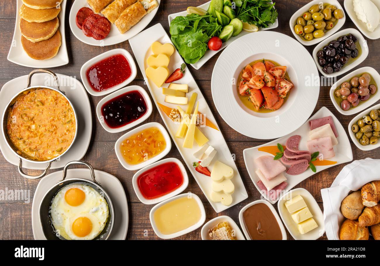 Turca tradizionale Colazione La colazione è servita con un tradizionale tè turco sul tavolo di legno Foto Stock