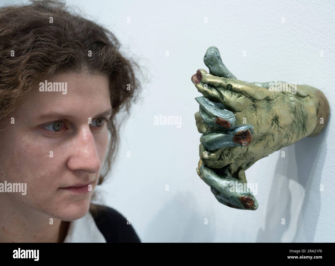 Elizabeth Xi Bauer Gallery, Deptford, Londra, Regno Unito. 30 giugno 2023. Una mostra duo di nuove opere delle artiste Alexandra Zarins (fotografia) e Gokula Stoffel in mostra a Elizabeth Xi Bauer. I dipinti di Zarins e le sculture di Stoffel si affiancano l'uno all'altro, la mostra si svolge fino al 22 luglio. Crediti: Malcolm Park/Alamy Live News Foto Stock