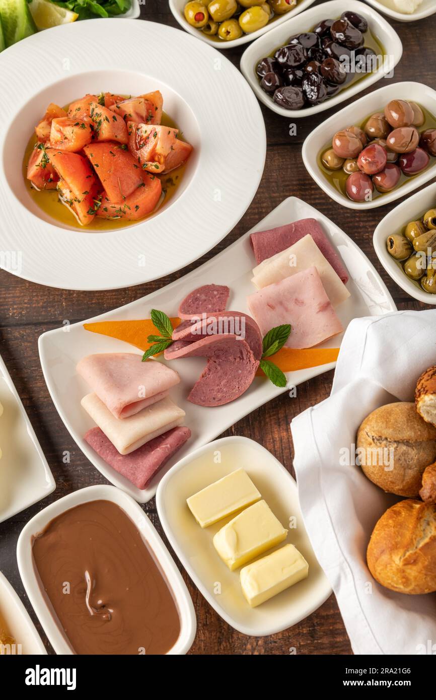 Turca tradizionale Colazione La colazione è servita con un tradizionale tè turco sul tavolo di legno Foto Stock