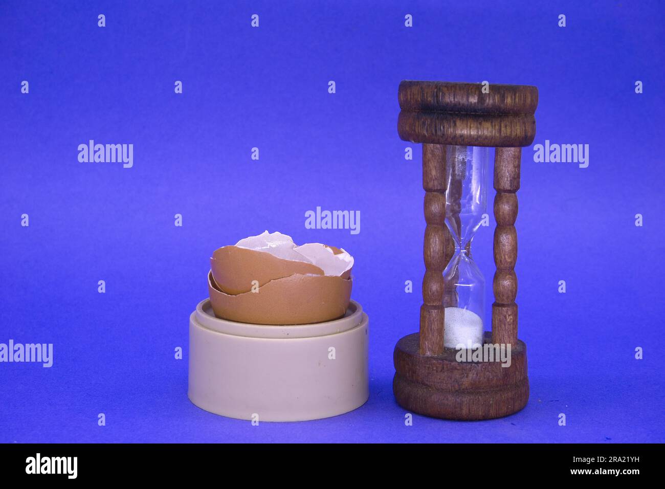 Timer per uovo in vetro sabbiato con coppetta e guscio rotto Foto Stock