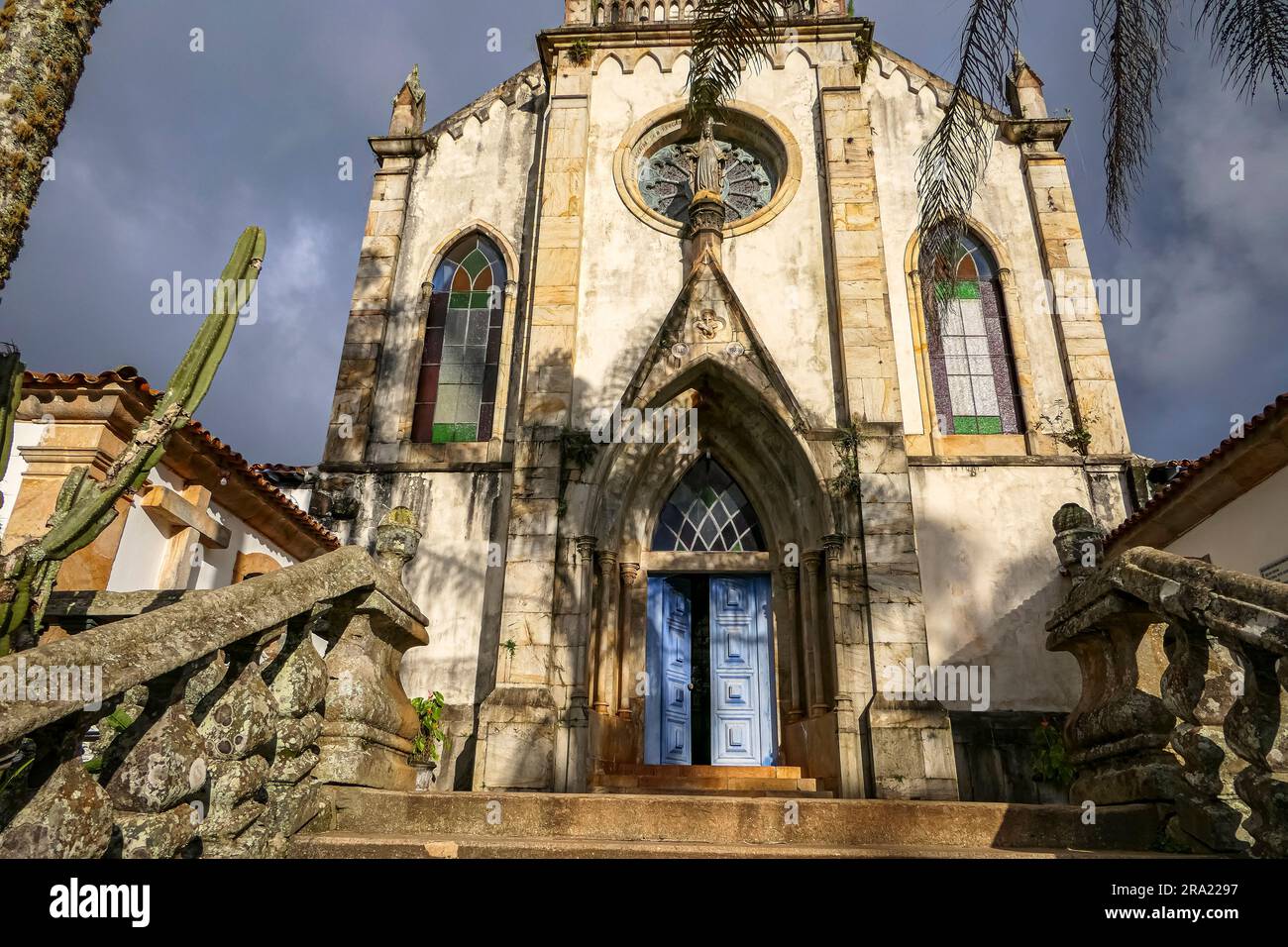 Vista frontale ravvicinata della chiesa con la luce del sole, Sanctuary Caraca, Minas Gerais, Brasile Foto Stock