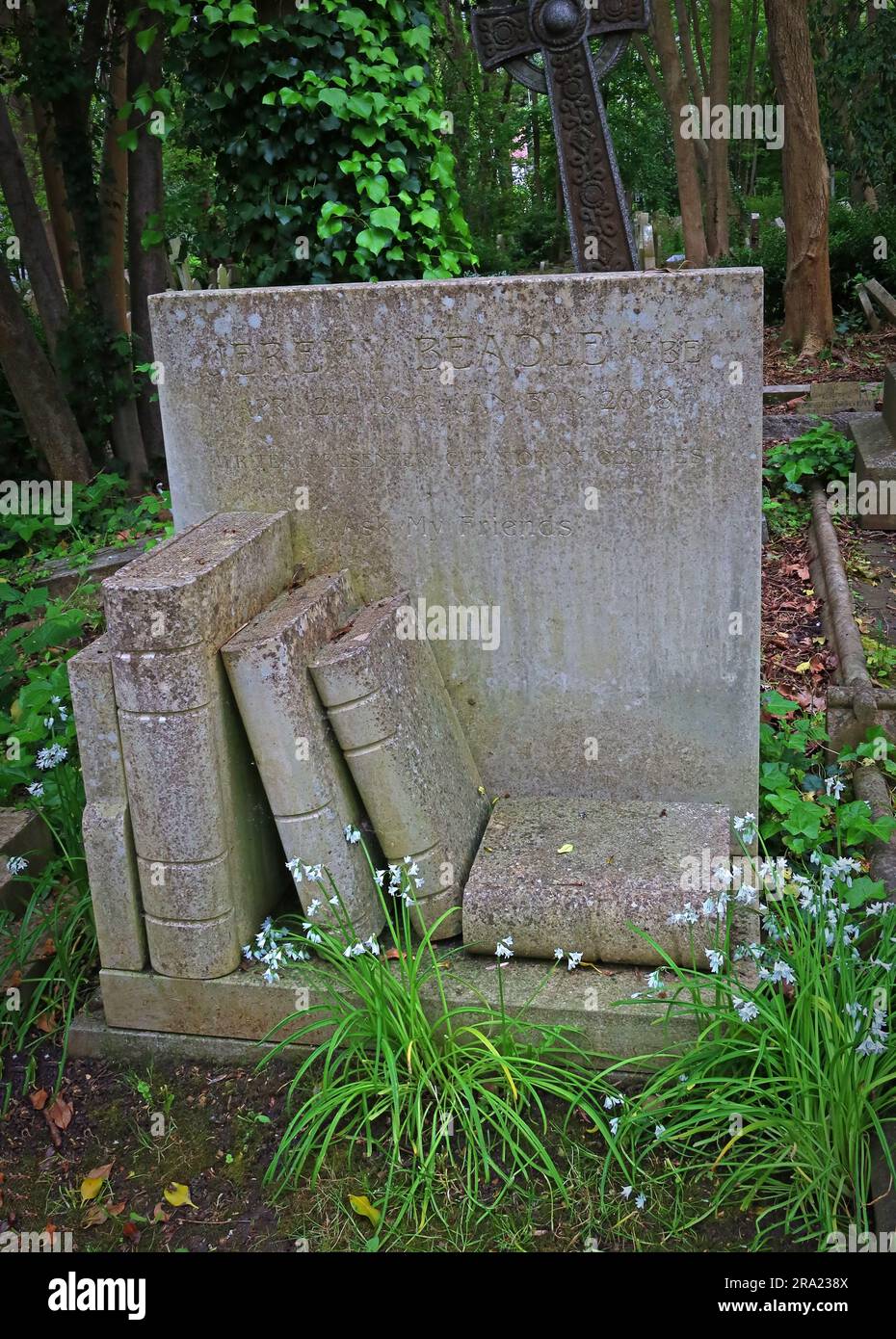 Highgate grave di Jeremy Beadle MBE, 12/04/1948 - 30/01/2008 , scrittore, presentatore televisivo, curatore di stranezze, Swain's Lane, Londra, Inghilterra, Regno Unito, N6 6PJ Foto Stock