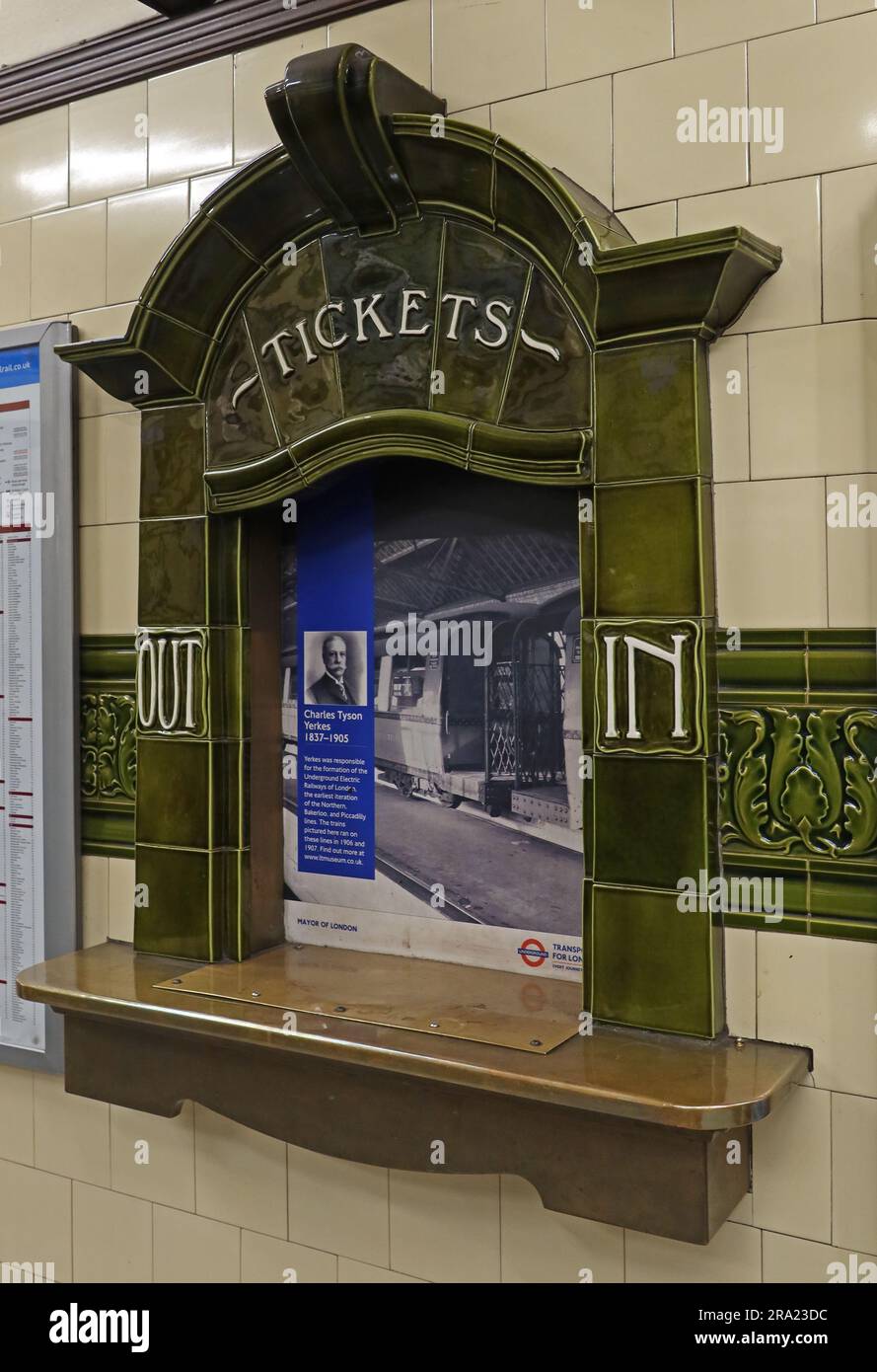 Biglietteria storica con piastrelle di ceramica verde all'interno e all'esterno presso la stazione della metropolitana di Hampstead, Northern Line, Londra. Foto Stock