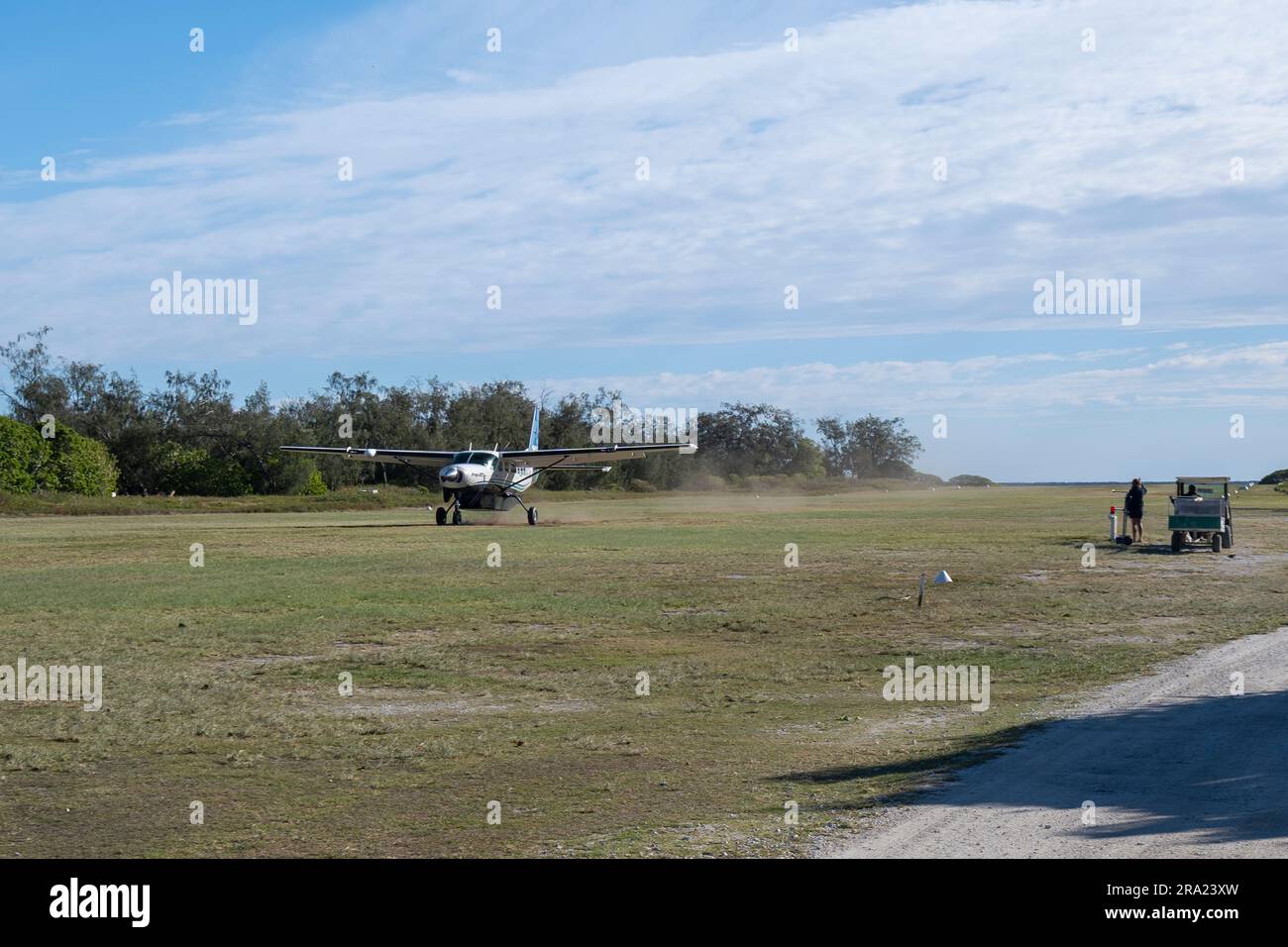 Cessna Caravan 208 Sea Air atterrando sulla pista di erba di Lady Elliot Island, Queensland, Australia Foto Stock